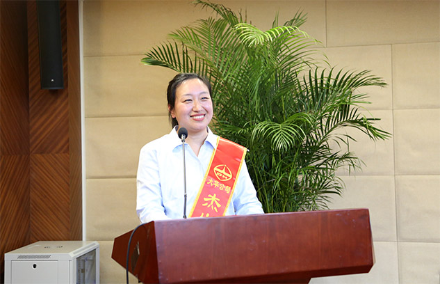 市場營銷中心劉巍巍、技術(shù)中心王夏偉代表杰出團(tuán)隊(duì)及優(yōu)秀個(gè)人發(fā)言