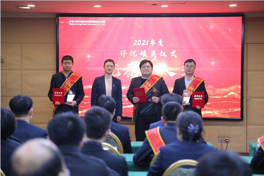圖注：大華公司副總經(jīng)理?xiàng)钣?、副總?jīng)理邵楠、副總經(jīng)理孫曉斌、副總經(jīng)理岳春梅為王夏偉、王偉、高洪峰頒發(fā)優(yōu)秀個(gè)人“技術(shù)精英獎(jiǎng)”，為王昊川、楊金旺頒發(fā)優(yōu)秀個(gè)人“市場先鋒獎(jiǎng)”，為張楠、許碩、李賀頒發(fā)優(yōu)秀個(gè)人“運(yùn)營標(biāo)兵獎(jiǎng)”，為周景浩、張二亮頒發(fā)“最佳新銳獎(jiǎng)”。